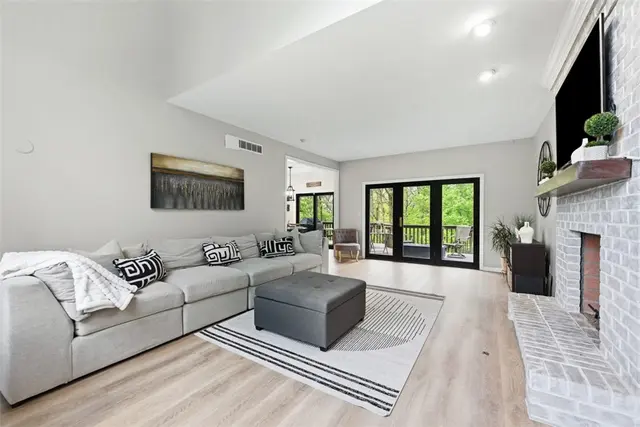 702 Rustic Ridge Dr gallery image 7