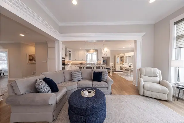 703 Ivy gallery image 2