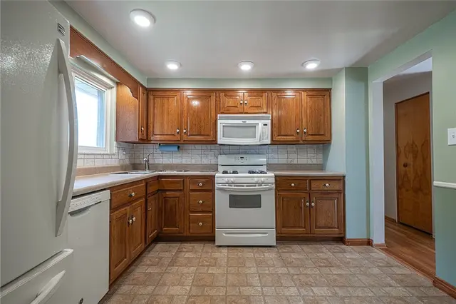 704 LIMESTONE DRIVE gallery image 37