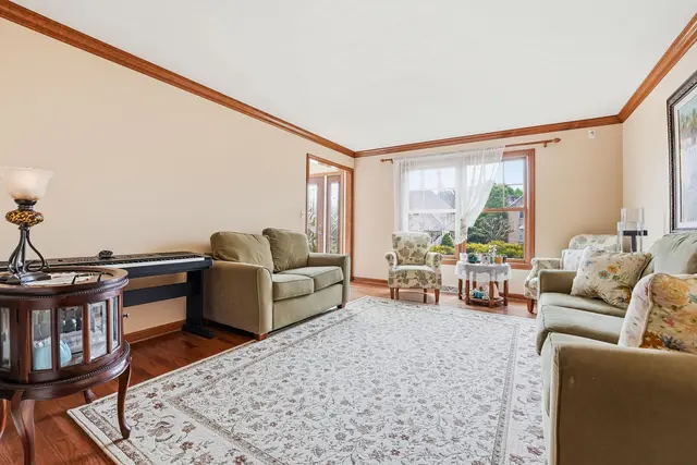7045 Bennington Woods Dr gallery image 3