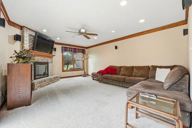 7045 Bennington Woods Dr gallery image 4