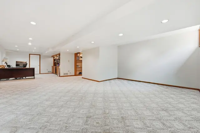 7045 Bennington Woods Dr gallery image 12