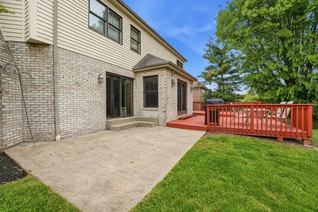 7045 Bennington Woods Dr gallery image 20