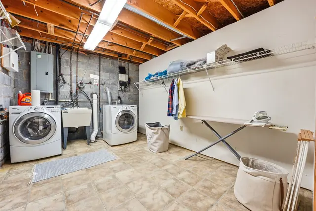 7045 Bennington Woods Dr gallery image 31