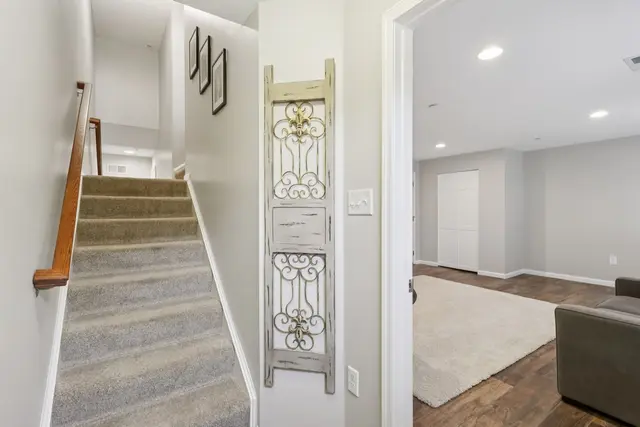 705 Broadmore LANE gallery image 8