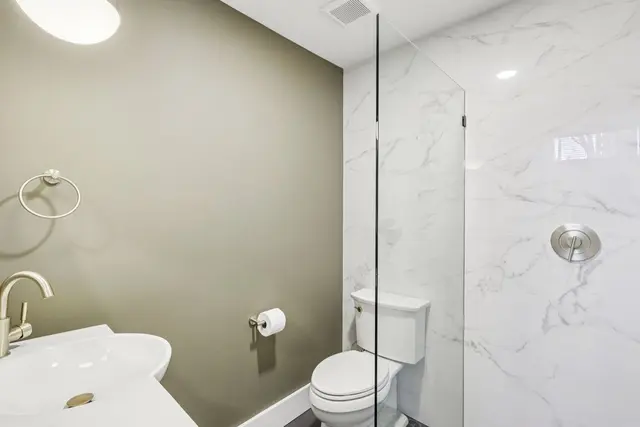 705 Forest Edge COURT gallery image 19