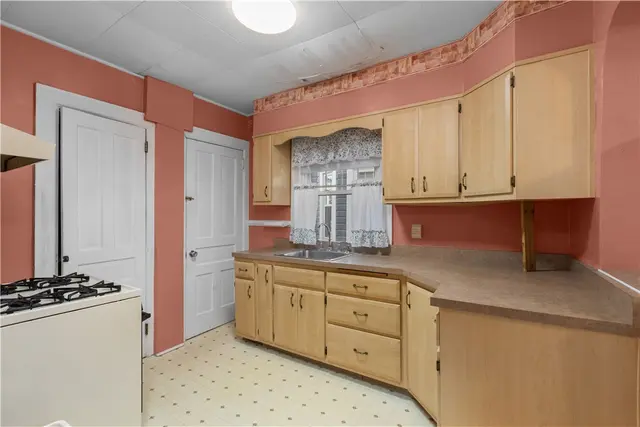 706 Nevin gallery image 18