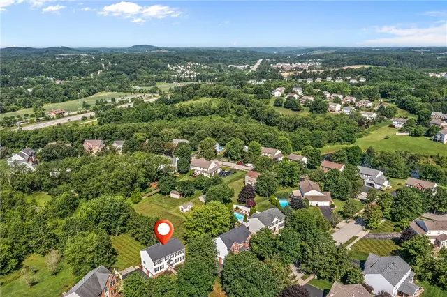 706 Williamsburg Ct gallery image 2