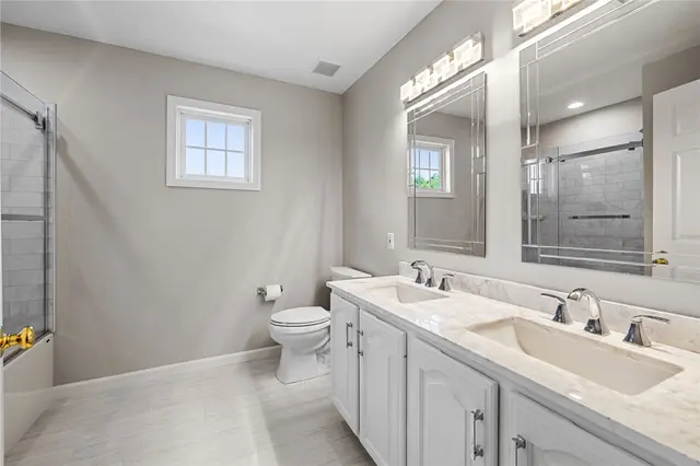 706 Williamsburg Ct gallery image 3