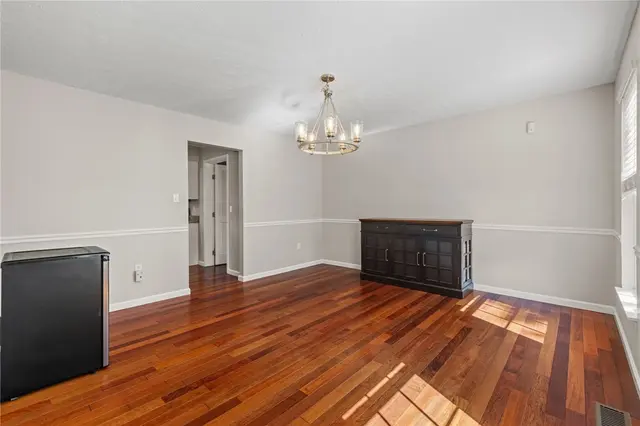 706 Williamsburg Ct gallery image 4