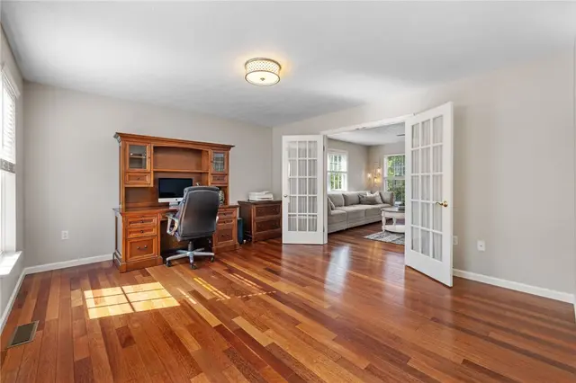 706 Williamsburg Ct gallery image 12