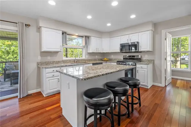 706 Williamsburg Ct gallery image 14