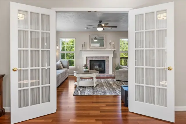 706 Williamsburg Ct gallery image 16