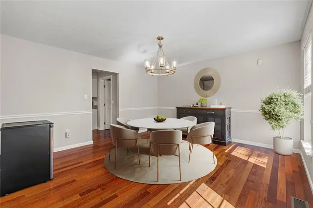 706 Williamsburg Ct gallery image 17