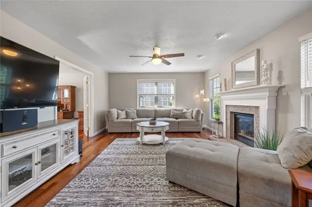 706 Williamsburg Ct gallery image 31