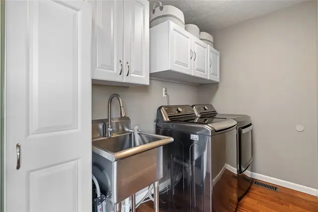 706 Williamsburg Ct gallery image 32