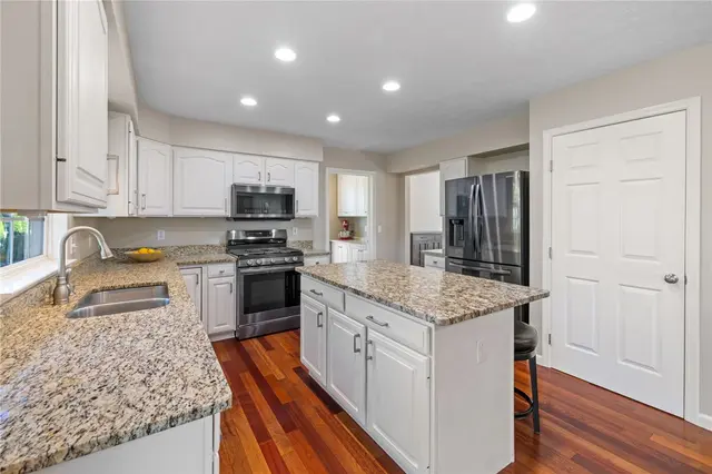 706 Williamsburg Ct gallery image 33