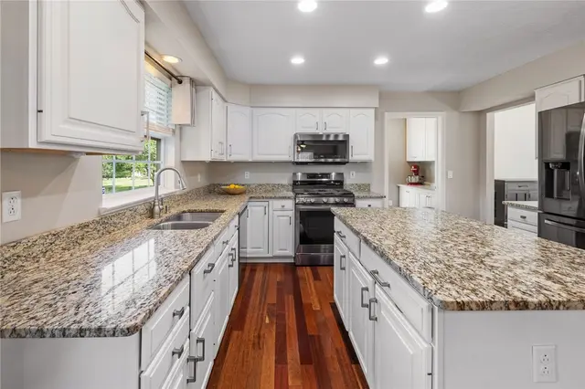 706 Williamsburg Ct gallery image 34