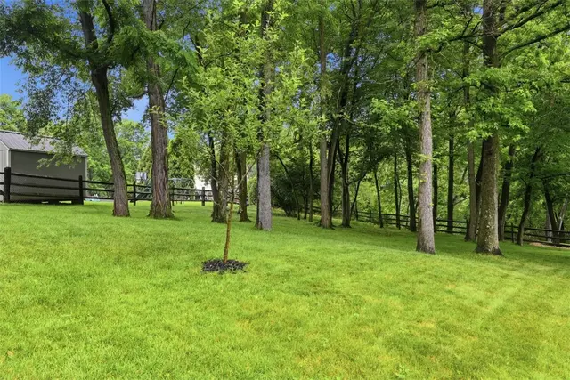 7063 Bennington Woods Dr gallery image 16