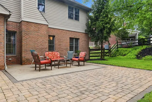 7063 Bennington Woods Dr gallery image 23
