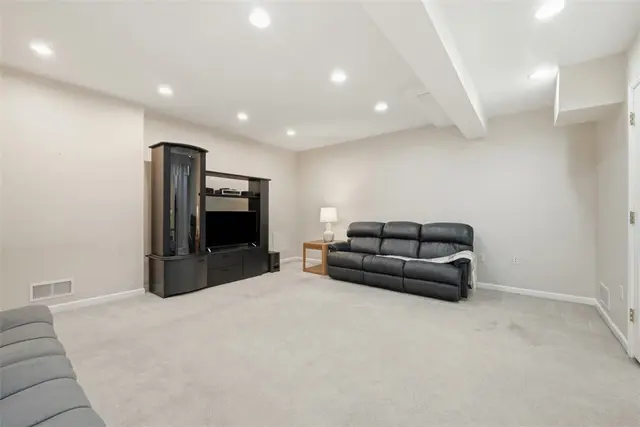 7063 Bennington Woods Dr gallery image 36