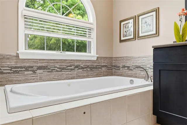 7063 Bennington Woods Dr gallery image 37