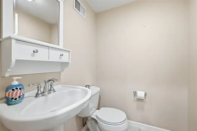 7063 Bennington Woods Dr gallery image 38