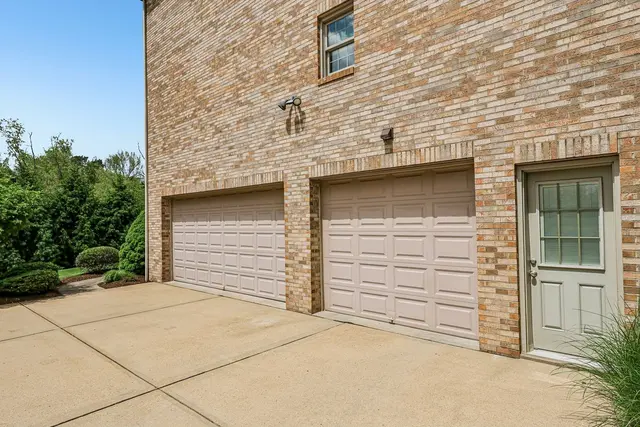7064 Bennington Woods DRIVE gallery image 40