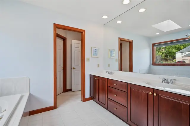 7069 Bennington Woods Dr gallery image 2