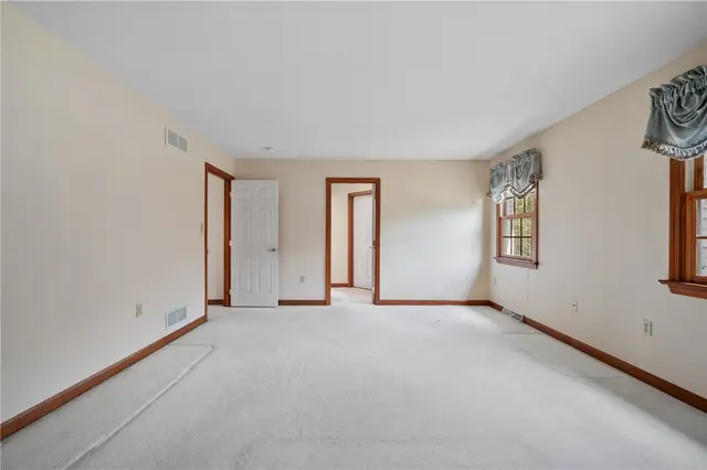 7069 Bennington Woods Dr gallery image 4