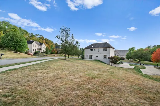 7069 Bennington Woods Dr gallery image 6
