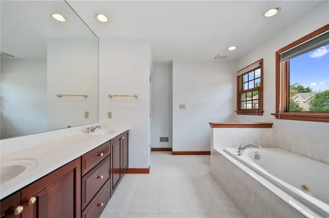 7069 Bennington Woods Dr gallery image 9