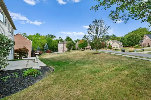 7069 Bennington Woods Dr gallery image 24