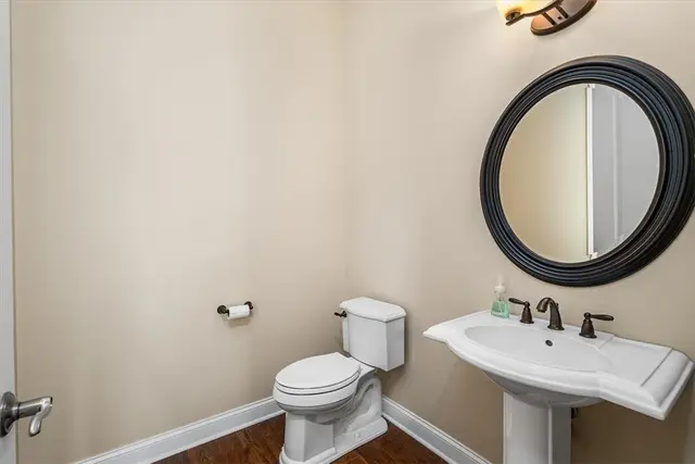 707 Onondaga Cir gallery image 25