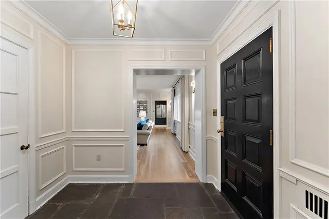 714 Irwin Dr gallery image 3