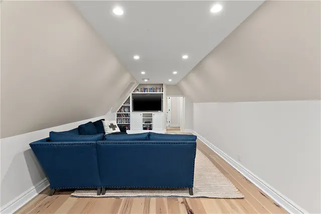 714 Irwin Dr gallery image 5
