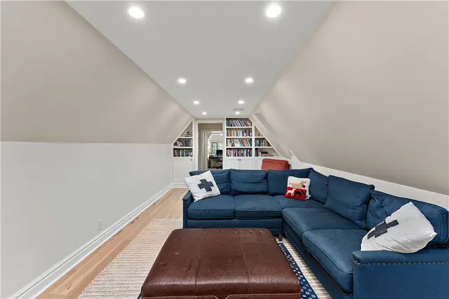 714 Irwin Dr gallery image 8