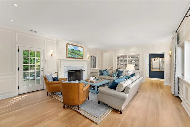 714 Irwin Dr gallery image 11