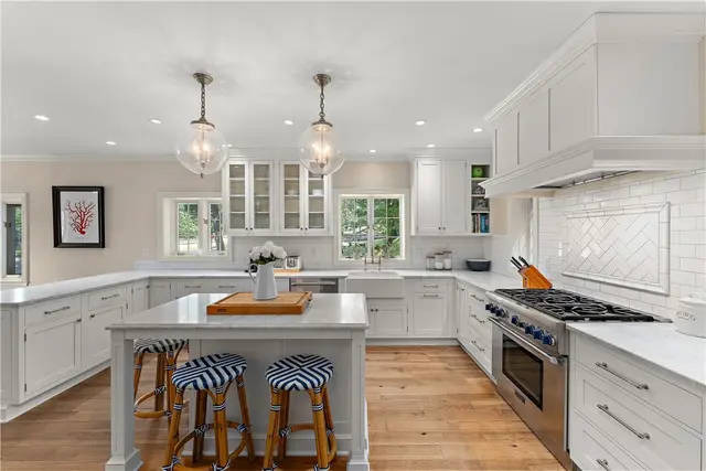 714 Irwin Dr gallery image 15