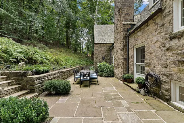 714 Irwin Dr gallery image 19