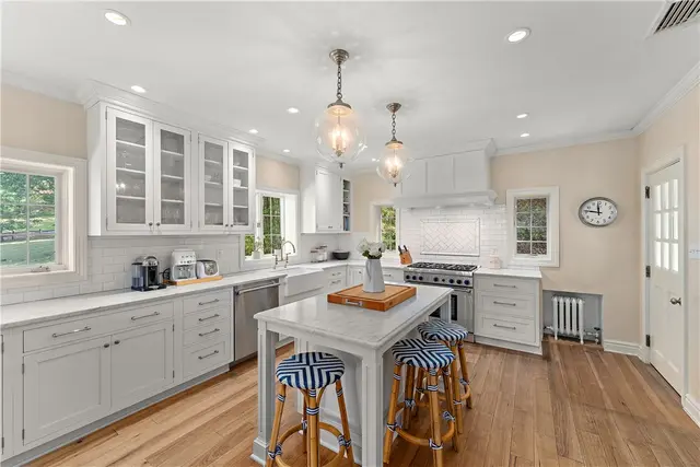 714 Irwin Dr gallery image 21