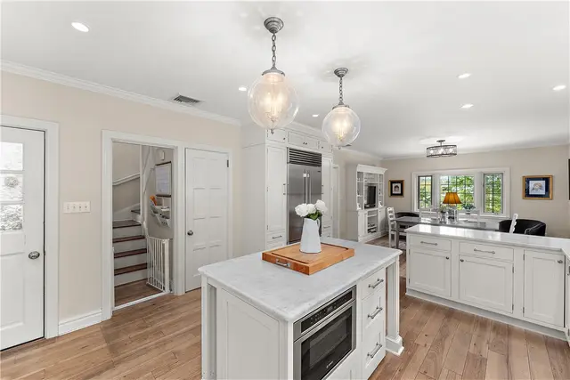 714 Irwin Dr gallery image 23