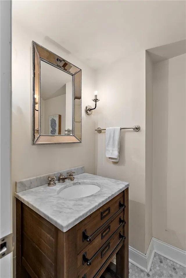 714 Irwin Dr gallery image 24