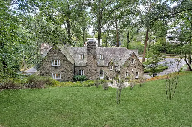 714 Irwin Dr gallery image 28