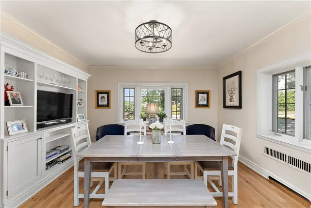 714 Irwin Dr gallery image 29