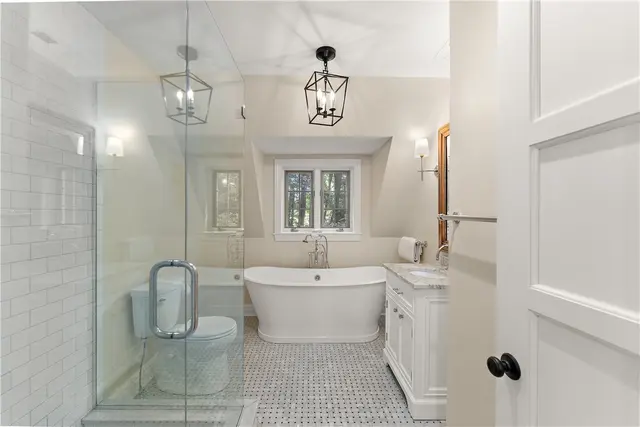 714 Irwin Dr gallery image 32