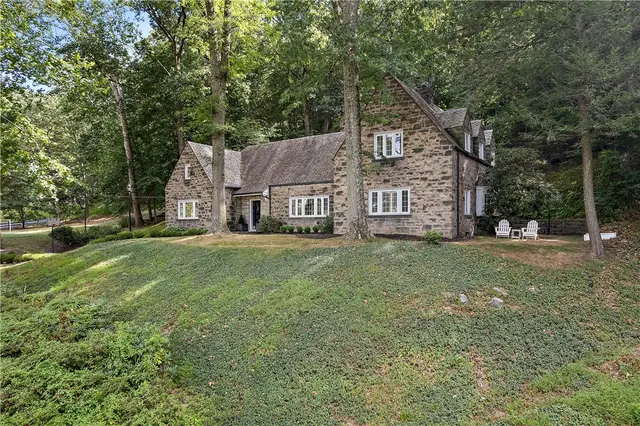 714 Irwin Dr gallery image 33