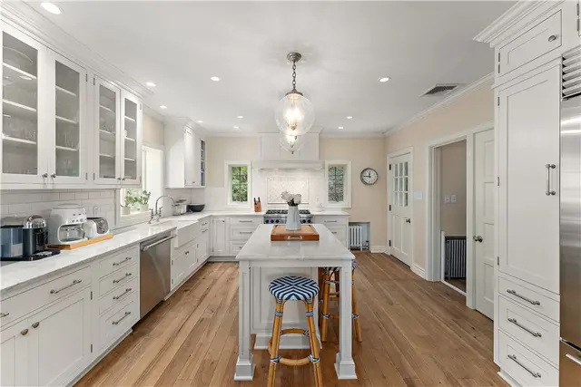 714 Irwin Dr gallery image 35