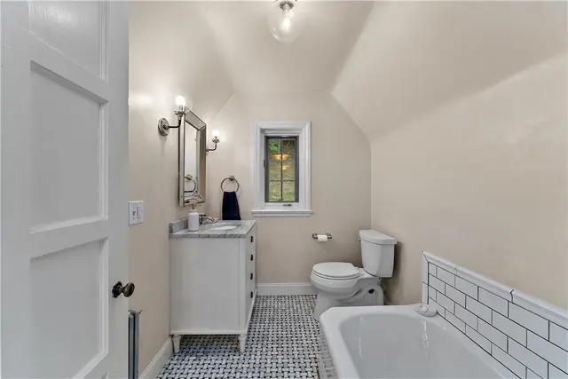 714 Irwin Dr gallery image 36