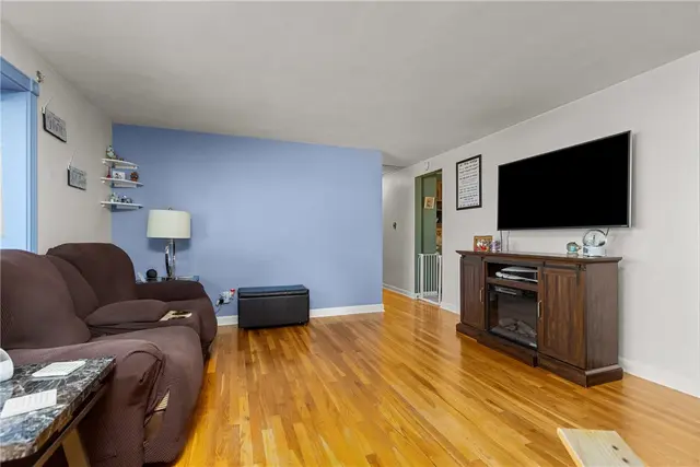 716 Redstone Drive gallery image 4